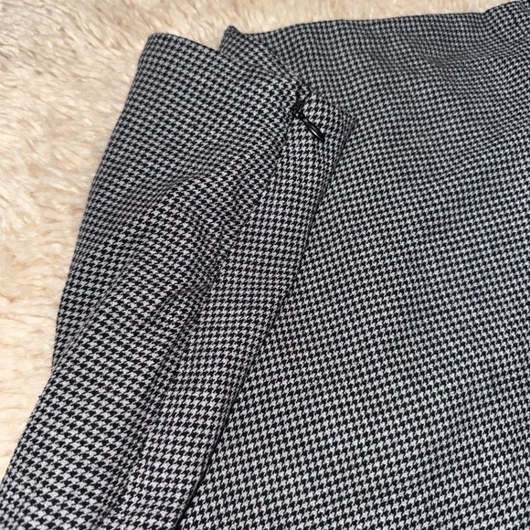 Old Navy Houndstooth Skirt Womens M Black And White Slit Mini‎ Preppy - Picture 3 of 6
